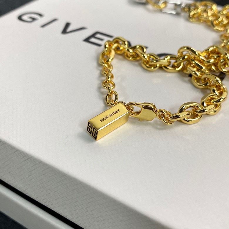 GIVENCHY